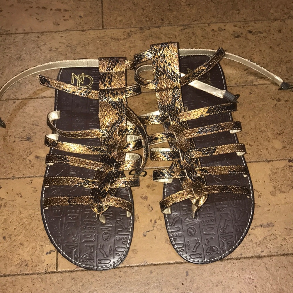 New Directions Sz 8.5 Lt brown snake skin sandal